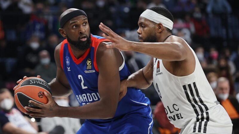 Yıldız basketbolcu kalp krizi geçirdi Anadolu Efes'in yıldız basketbolcusu Chris Singleton kalp krizi geçirdi.