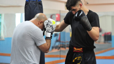 Bursa’da babasıyla yaptığı antrenmanlarla kick boksta dünya şampiyonu oldu