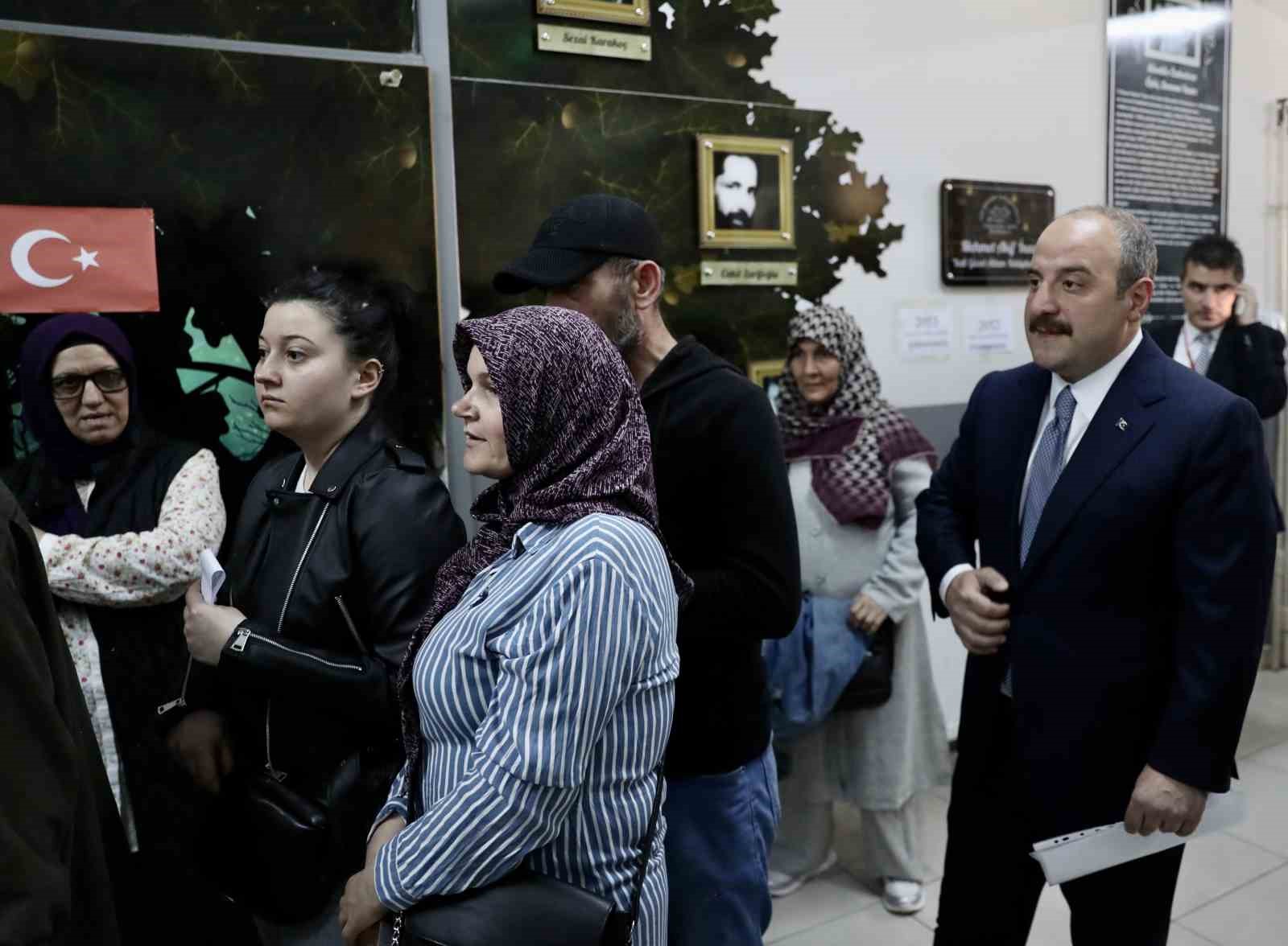 Bakan Varank oyunu kullandı; 45 dakika sıra bekledi…