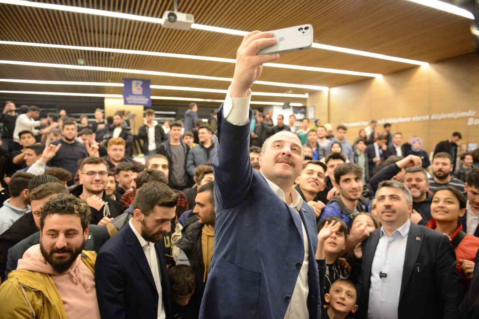 Bakan Varank, ‘Uyumayan Kütüphane’de gençlerle buluştu