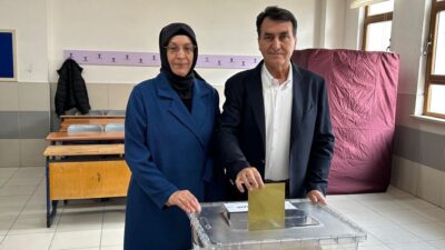 Başkan Dündar, oyunu kullandı