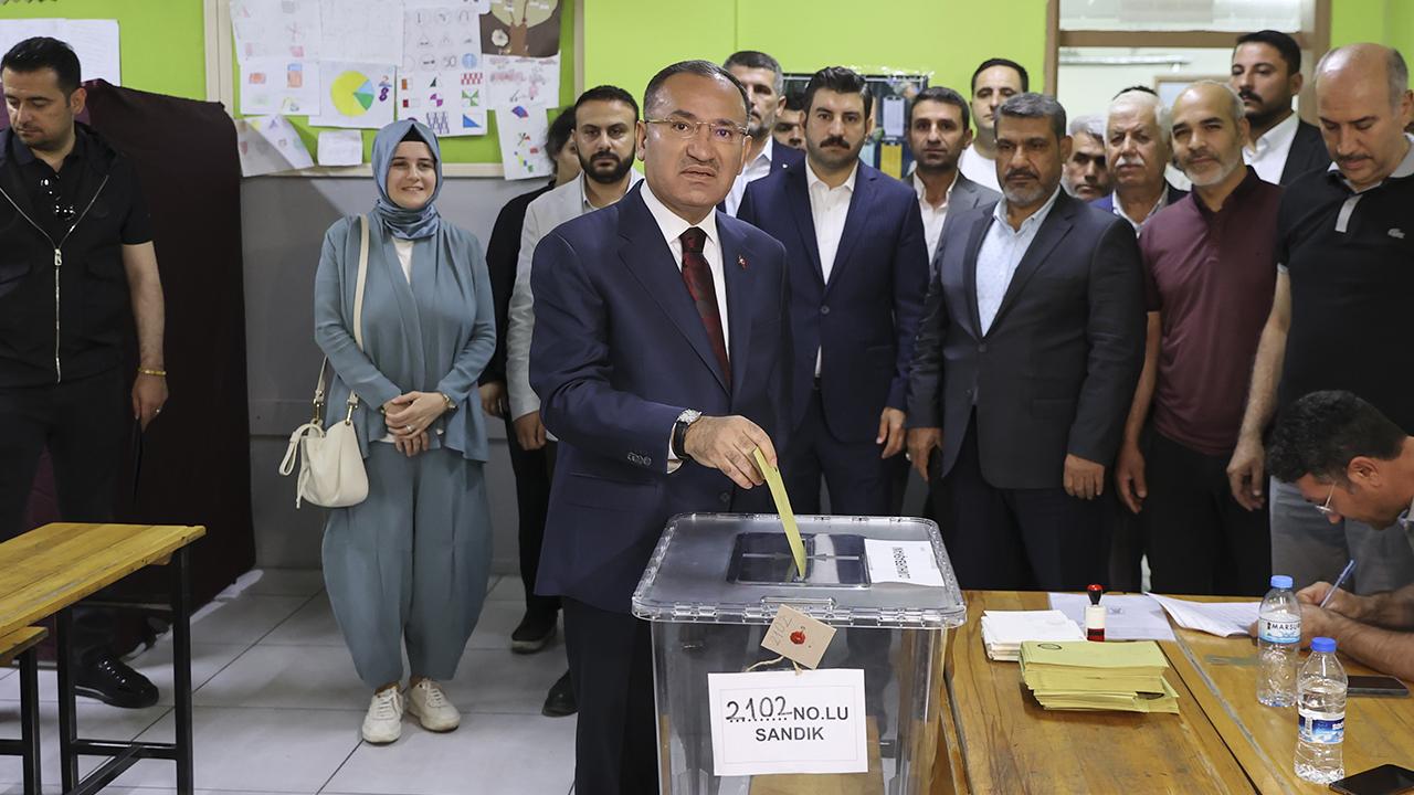 Adalet Bakanı Bozdağ, Şanlıurfa’da oyunu kullandı Adalet Bakanı Bozdağ, Şanlıurfa’da oyunu kullandı