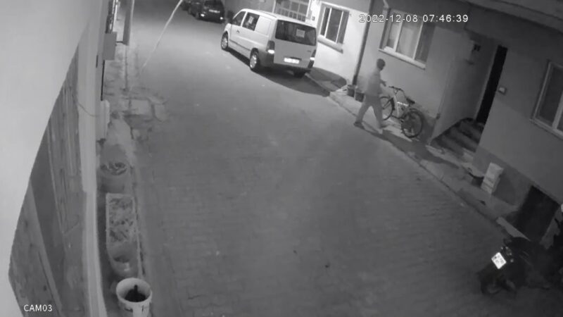 Bursa’da bisiklet hırsızlığı kamerada Bursa’nın İznik ilçesinde bir bisiklet hırsızlığı anbean kameralara yansıdı.
