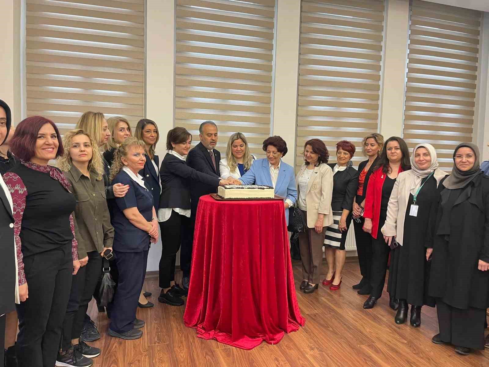 Büyükşehir’den hemşirelere karanfilli kutlama