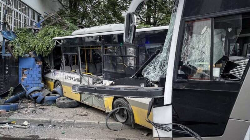 Bursa'nın Osmangazi ilçesinde servis aracı ile özel halk otobüsünün çarpıştığı
