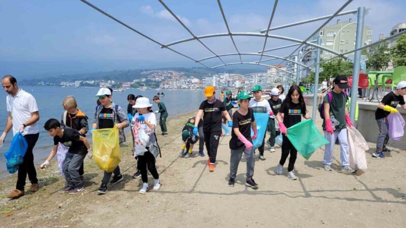 Bursa sahillerinde gönüllü temizlik Bursa Büyükşehir Belediyesi, Kent Konseyi Çocuk Meclisi ve öğrenciler işbirliğiyle