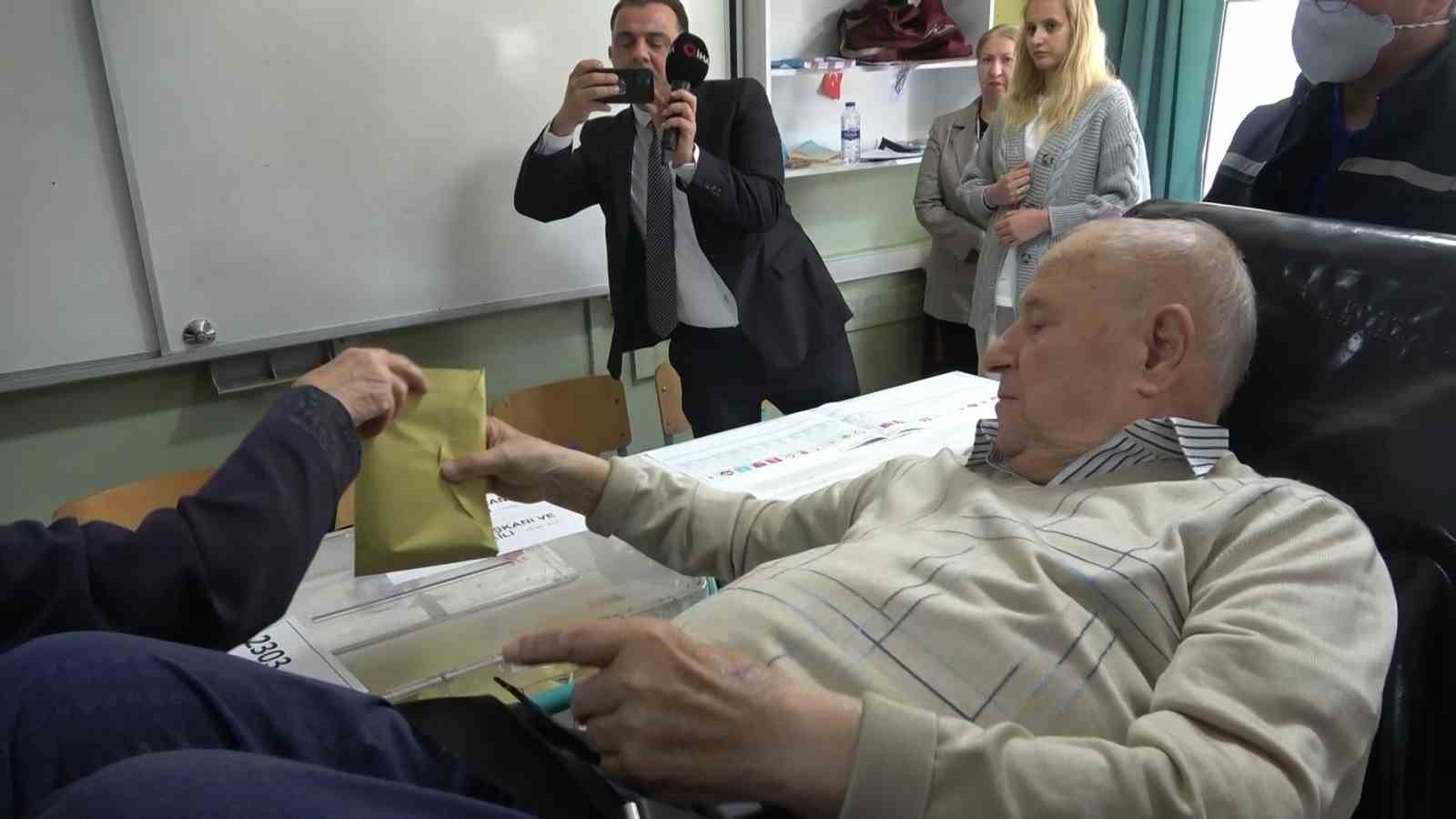 Bursa’da engeli olan vatandaşlar sandığa ambulansla taşındı