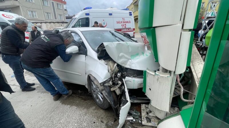 Bursa’da faciaya kıl payı Bursa’nın İznik ilçesinde, iki araç akaryakıt istasyonu önünde çarpıştı. Kazada