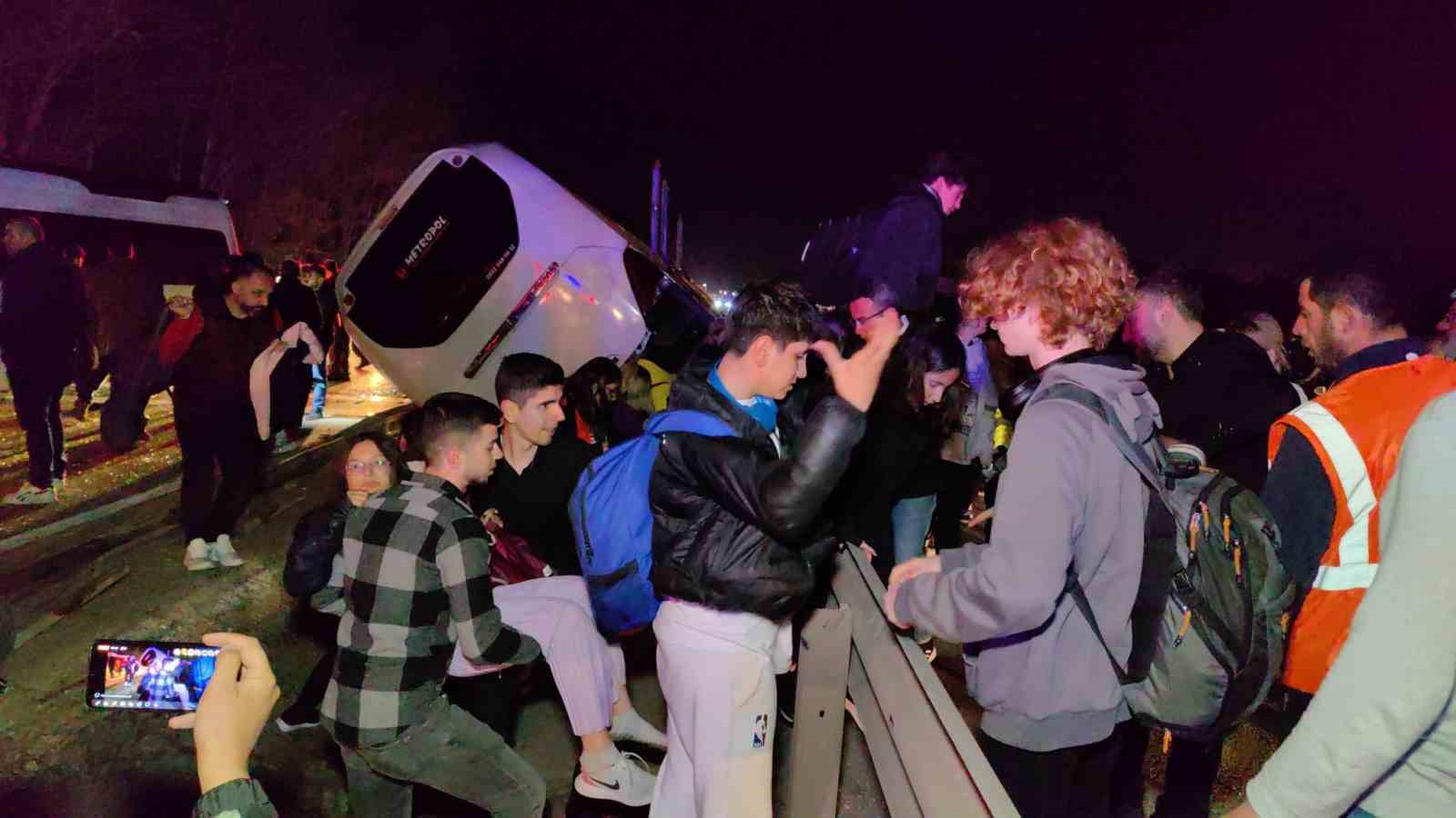 Bursa’da tur otobüsü devrildi; 2 ölü çok sayıda yaralı var Bursa’da tur otobüsü devrildi; 2 ölü çok sayıda yaralı var