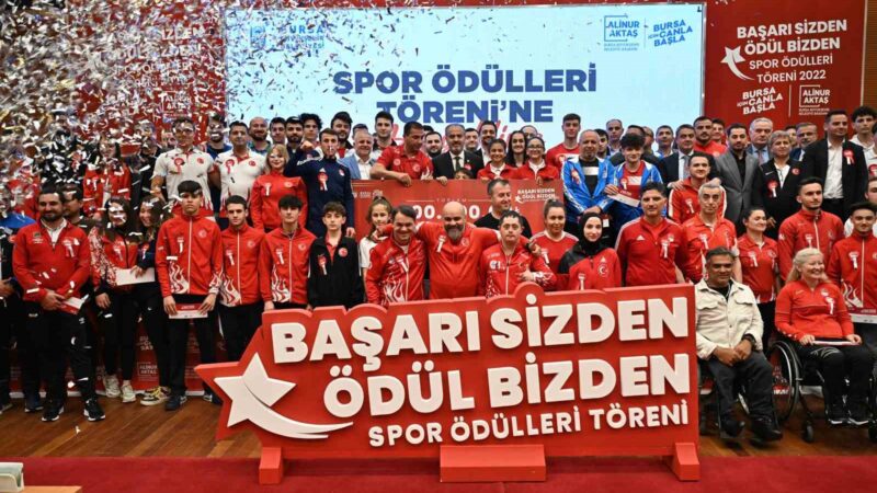 Bursa’da sporun yıldızlarına ödül yağdı Şehre kazandırdığı tesislerle sporda başarı çıtasını her geçen gün yükselten