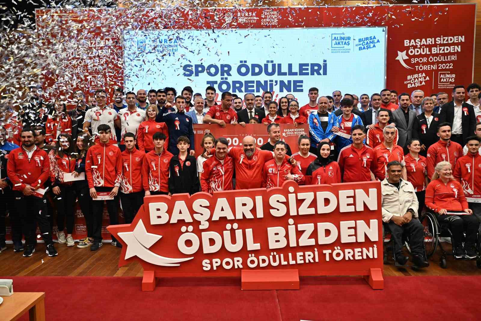 Bursa’da sporun yıldızlarına ödül yağdı Bursa’da sporun yıldızlarına ödül yağdı