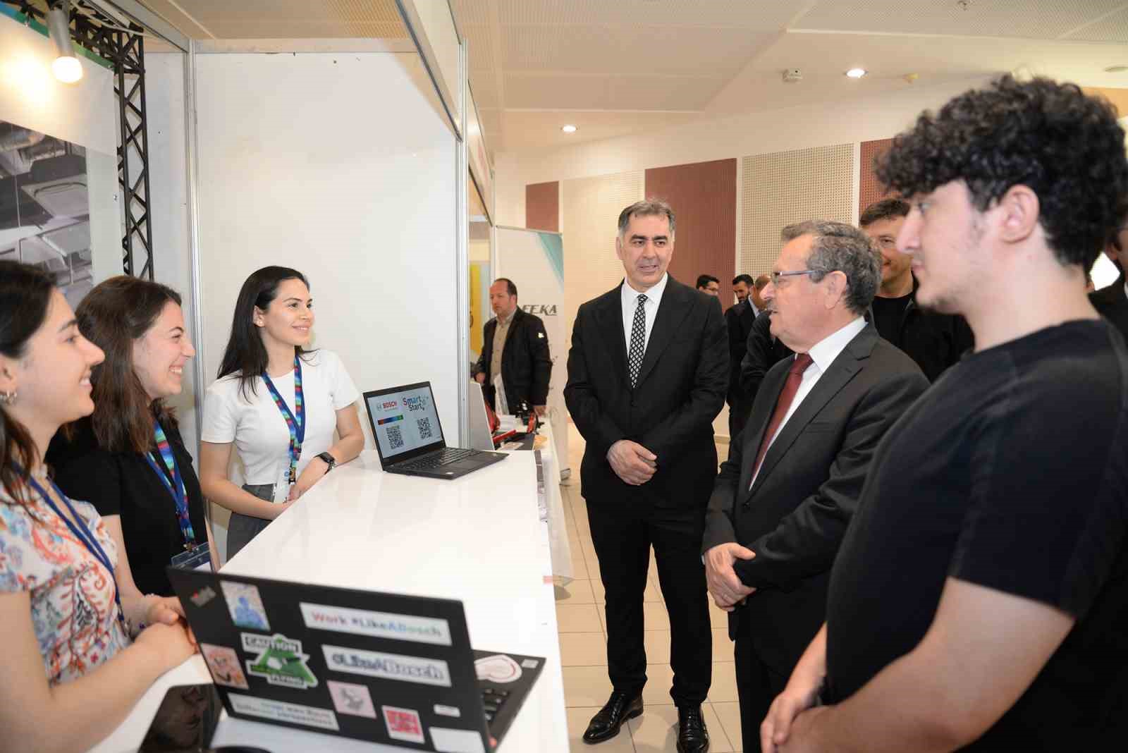 BUÜ Kariyer Fuarı binlerce öğrenciyi ağırladı BUÜ Kariyer Fuarı binlerce öğrenciyi ağırladı