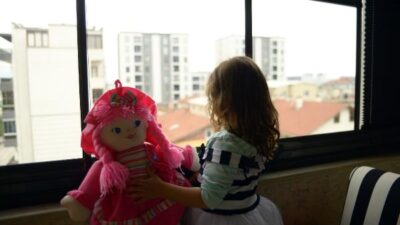 Bursa’da 3 yaşındaki kız çocuğu, annesi ile ev hapsinde