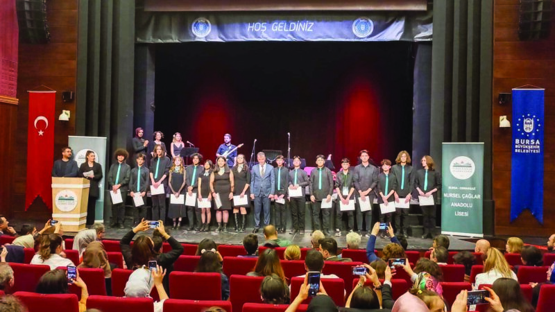 Nursel Çağlar Anadolu Lisesi öğrencilerinden anlamlı etkinlik Nursel Çağlar Anadolu Lisesi öğrencilerinin Tayyare Kültür Merkezi'nde açtığı çini