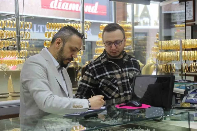 IBAN numarasının aynı olduğunu görünce… 150 bin TL’lik altınından oluyordu ‘Elleri ve sesi titriyordu’ IBAN numarasının aynı olduğunu görünce… 150 bin TL’lik altınından oluyordu ‘Elleri ve sesi titriyordu’