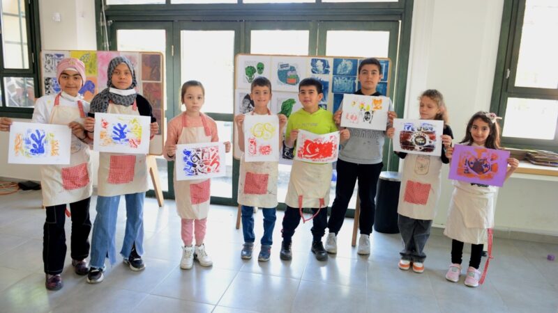 Depremzede çocuklar Bursa’da atölyelerde buluştu Kahramanmaraş merkezli depremlerden sonra Bursa’ya gelen çocuklar, Nilüfer Belediyesi’nin düzenlediği