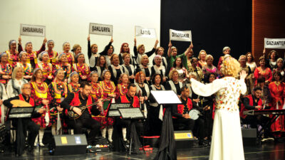 Bursa’da depremzedeler için verilen konsere, bilet yerine yardım paketleriyle girdiler