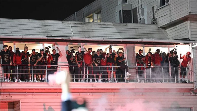 Galatasaray, şampiyonluğu taraftarıyla kutladı Spor Toto Süper Lig'de şampiyonluğunu ilan eden Galatasaray, taraftarıyla buluştu.