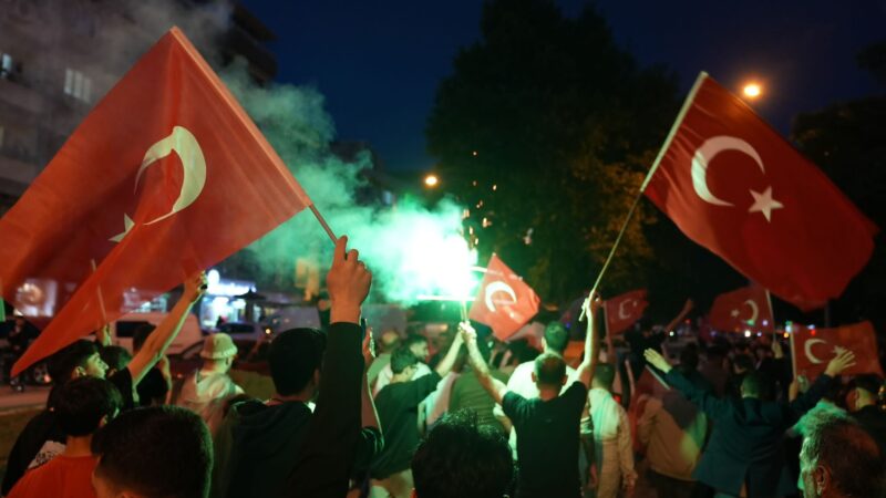 Gürsu’da büyük coşku İkinci tura kalan Cumhurbaşkanlığı seçimleri sonucu Gürsu’da sevinçle karşılandı. Sokaklara