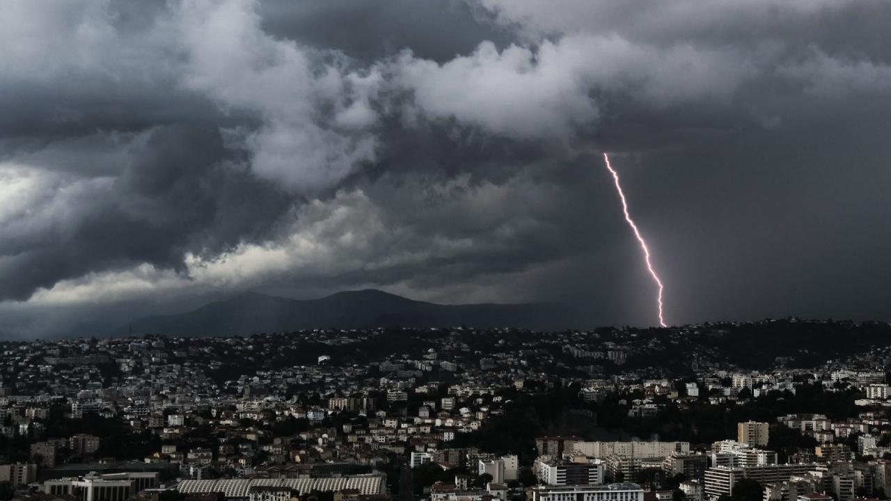 Fransa’da son 24 saatte 25 binden fazla yıldırım düştü