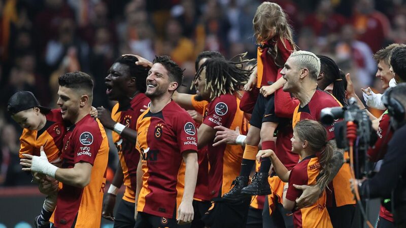 Galatasaray şampiyonluk kapısını sonuna kadar araladı Lider Galatasaray, Spor Toto Süper Lig'in 35. haftasında konuk ettiği