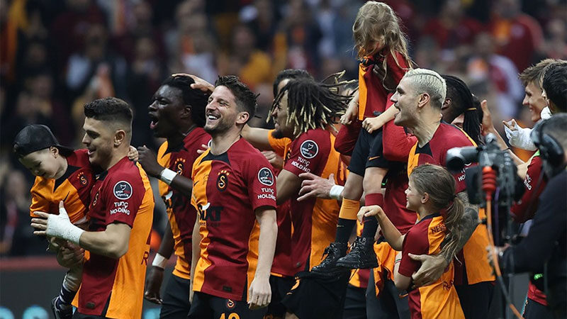 Galatasaray'da yeni sezon transfer çalışmaları başladı. Sarı kırmızılılar, 2 oyuncusu