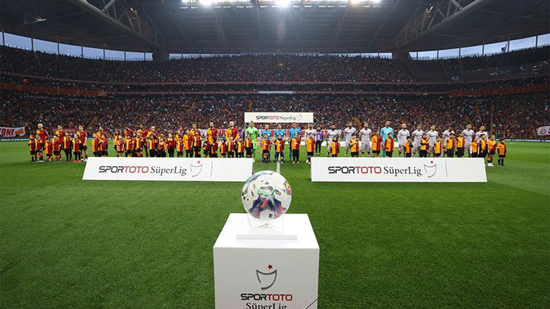 Galatasaray’a sıcak para! 320 milyon TL… Galatasaray'ın hafta içi oynadığı Başakşehir maçında tribünler doldu. Yeni sezon