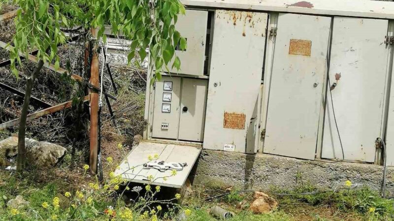 Bursa’da hırsızlar aynı trafoyu 4 kez soydu Bursa’nın İznik ilçesinde hırsızlar, çiftçilere ait trafonun içindeki malzemeleri ve