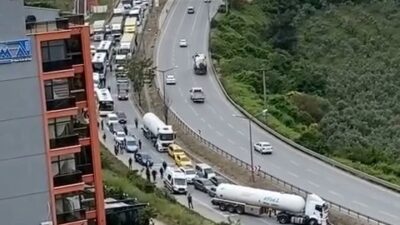 Bursa’da kaza! Trafiği kilitledi