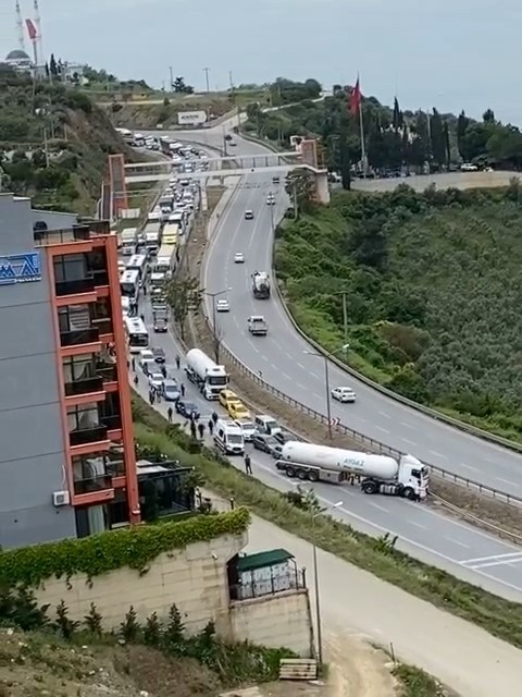 Bursa’da kaza! Trafiği kilitledi