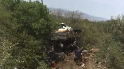 Bursa’da kamyon şarampole uçtu, sürücüsü yaralandı