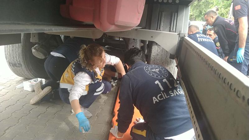 Yaralıya TIR altında ilk müdahale