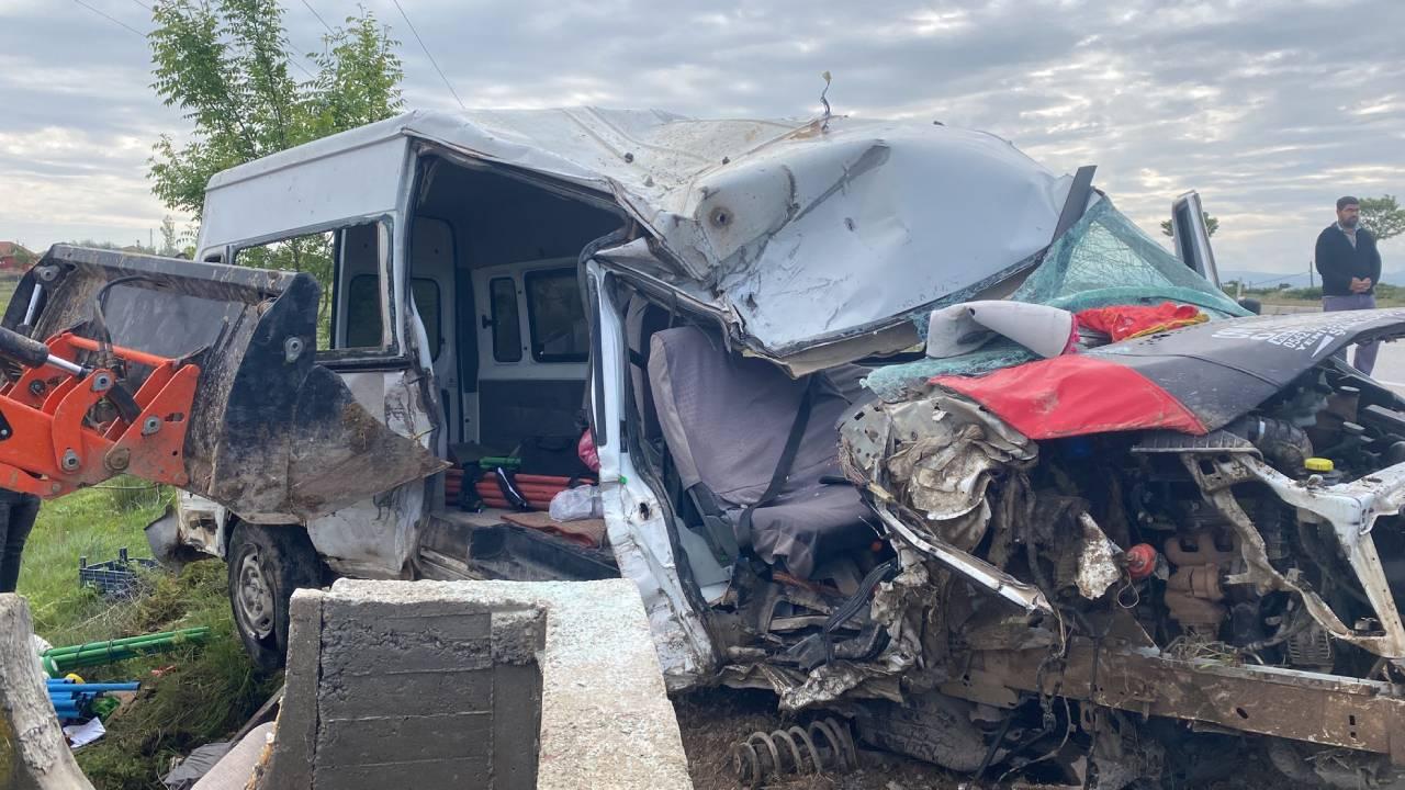 Tarım işçilerini taşıyan minibüs devrildi: 1 ölü, 8 yaralı Tarım işçilerini taşıyan minibüs devrildi: 1 ölü, 8 yaralı