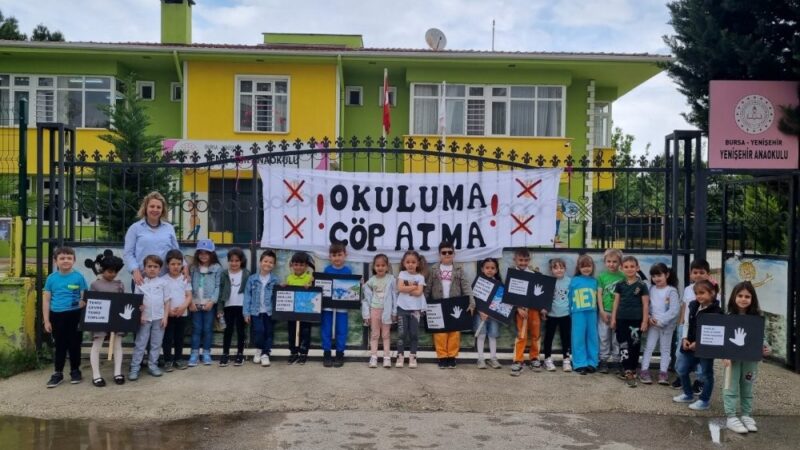 Bursa’da miniklerden en anlamlı mesaj Bursa’da anaokulu öğrencileri çevre bilincini geliştirmek gayesiyle "Okuluma çöp atma"