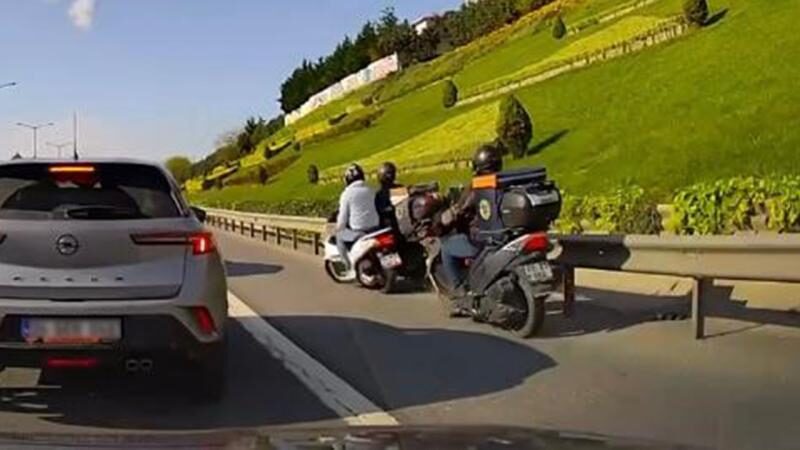 Emniyet şeridinde zincirleme motosiklet kazası! O anlar kamerada İstanbul Ümraniye'de aniden emniyet şeridine geçen motosikletli kazaya neden oldu.