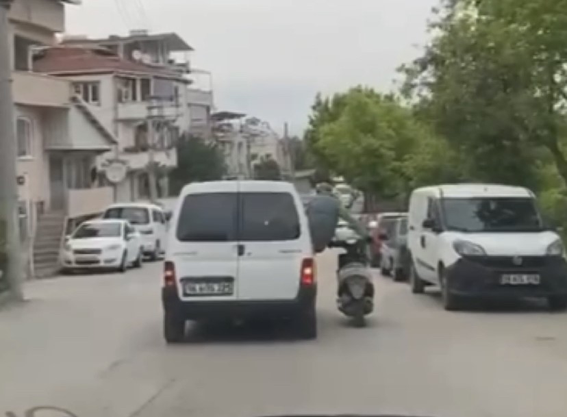 Motosikleti seyir halindeki aracın camından sarkarak götürdü Motosikleti seyir halindeki aracın camından sarkarak götürdü