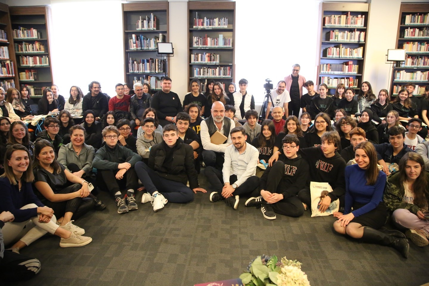 Nilüfer’de Altan Gördüm öğrencilere öykü okudu Nilüfer’de Altan Gördüm öğrencilere öykü okudu