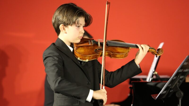 Küçük yaşta yeteneği keşfedilerek müzik yaşamına başlayan keman sanatçısı Arda