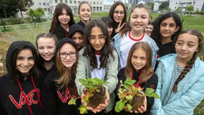 Nilüfer’de öğrenciler Mini Bostan’da fide dikti