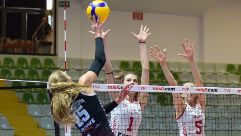 Nilüfer Belediyespor, misli.com Sultanlar Ligi 5-6 play-off etabının ilk maçında