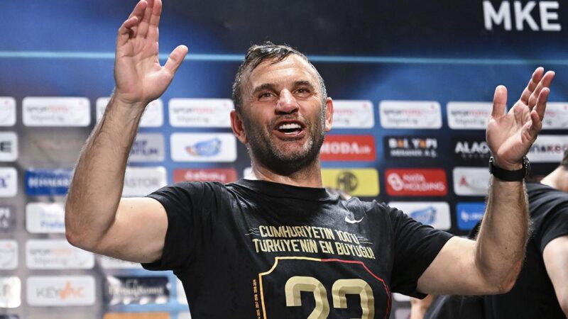 Okan Buruk tarih yazdı Galatasaray'ın başında bulunduğu ilk sezonda şampiyonluk yaşayan Okan Buruk, kupalarla