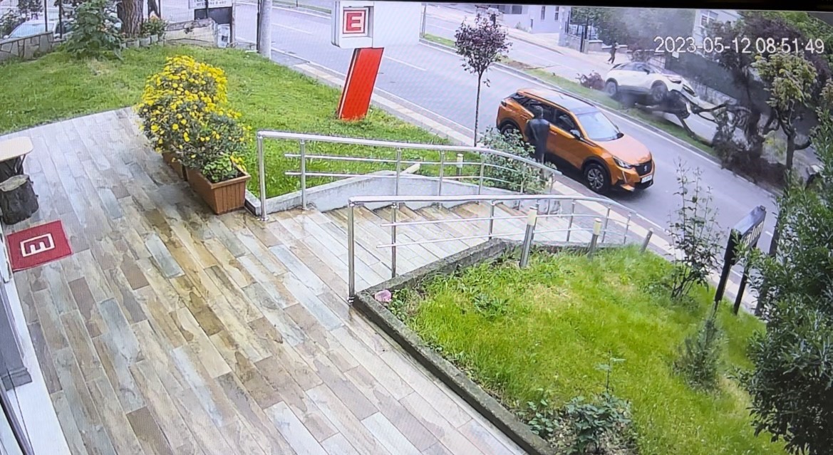 Bursa’da okul yolunda faciadan böyle dönüldü…Bayan sürücü ve 2 çocuğu yaralandı Bursa’da okul yolunda faciadan böyle dönüldü…Bayan sürücü ve 2 çocuğu yaralandı