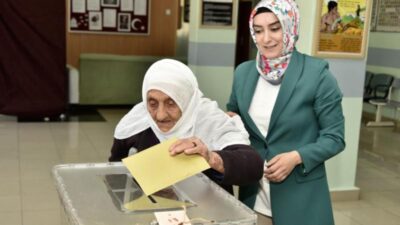 Oy vermeye bastonları ve tekerlekli sandalyelerle gittiler