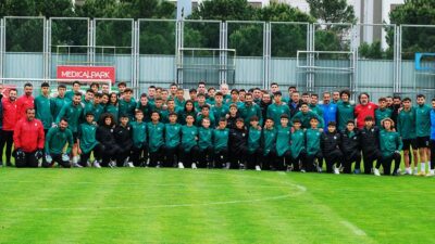 Bursaspor’un ‘altın’ çocuklarından antrenmana ziyaret
