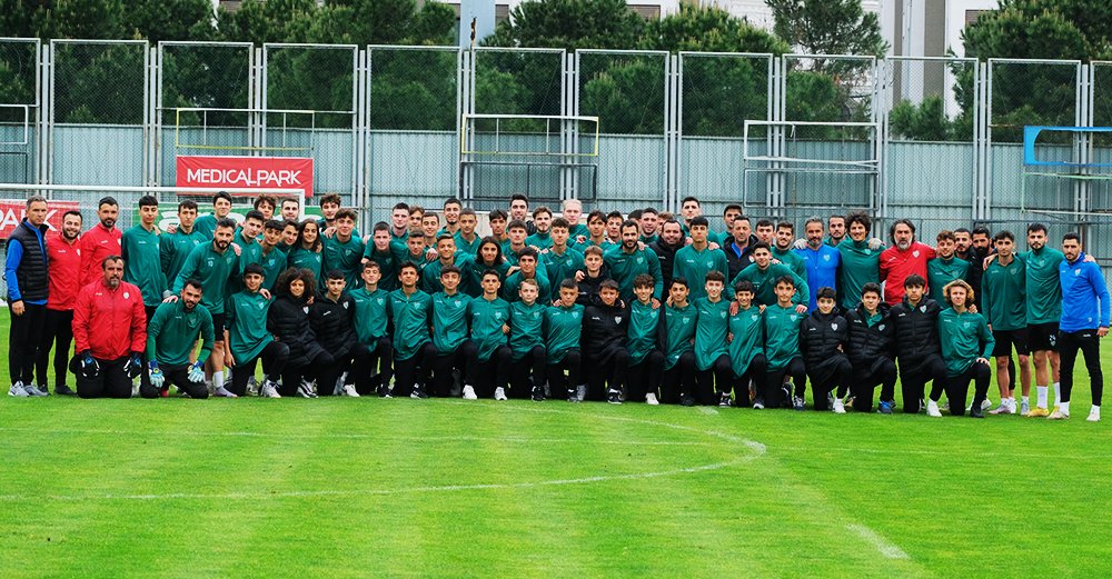 Bursaspor’un ‘altın’ çocuklarından antrenmana ziyaret