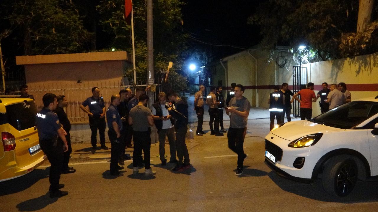 Polisten kaçarken üzerindeki el bombasını attı Polisten kaçarken üzerindeki el bombasını attı