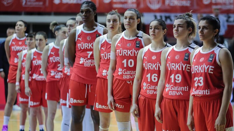 A Milli Kadın Basketbol Takımı Başantrenörü Ekrem Memnun, ay-yıldızlı ekibi