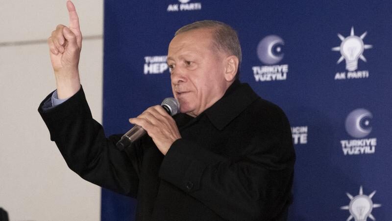 Cumhurbaşkanı Erdoğan: Açık ara önde bulunuyoruz Cumhurbaşkanı Recep Tayyip Erdoğan, "Ülkemiz 14 Mayıs seçimleriyle bir demokrasi