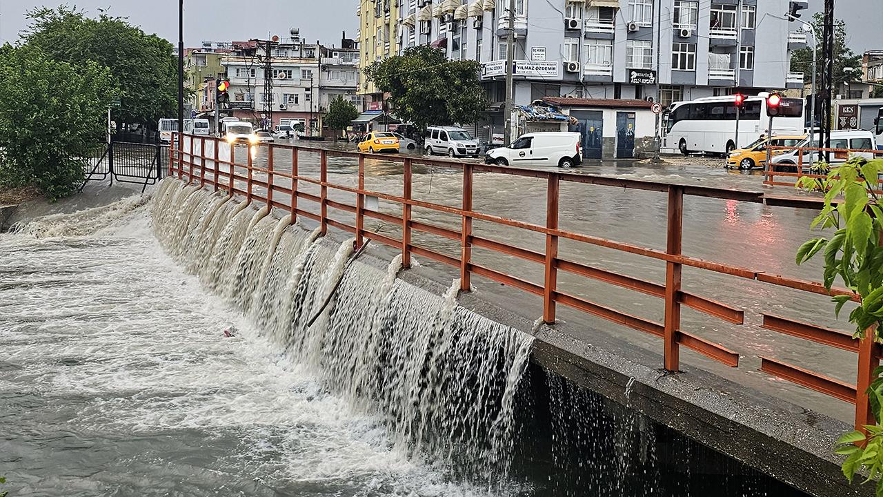 Bahar yağmuru yıktı geçti! Ağaçlar söküldü, dereler taştı