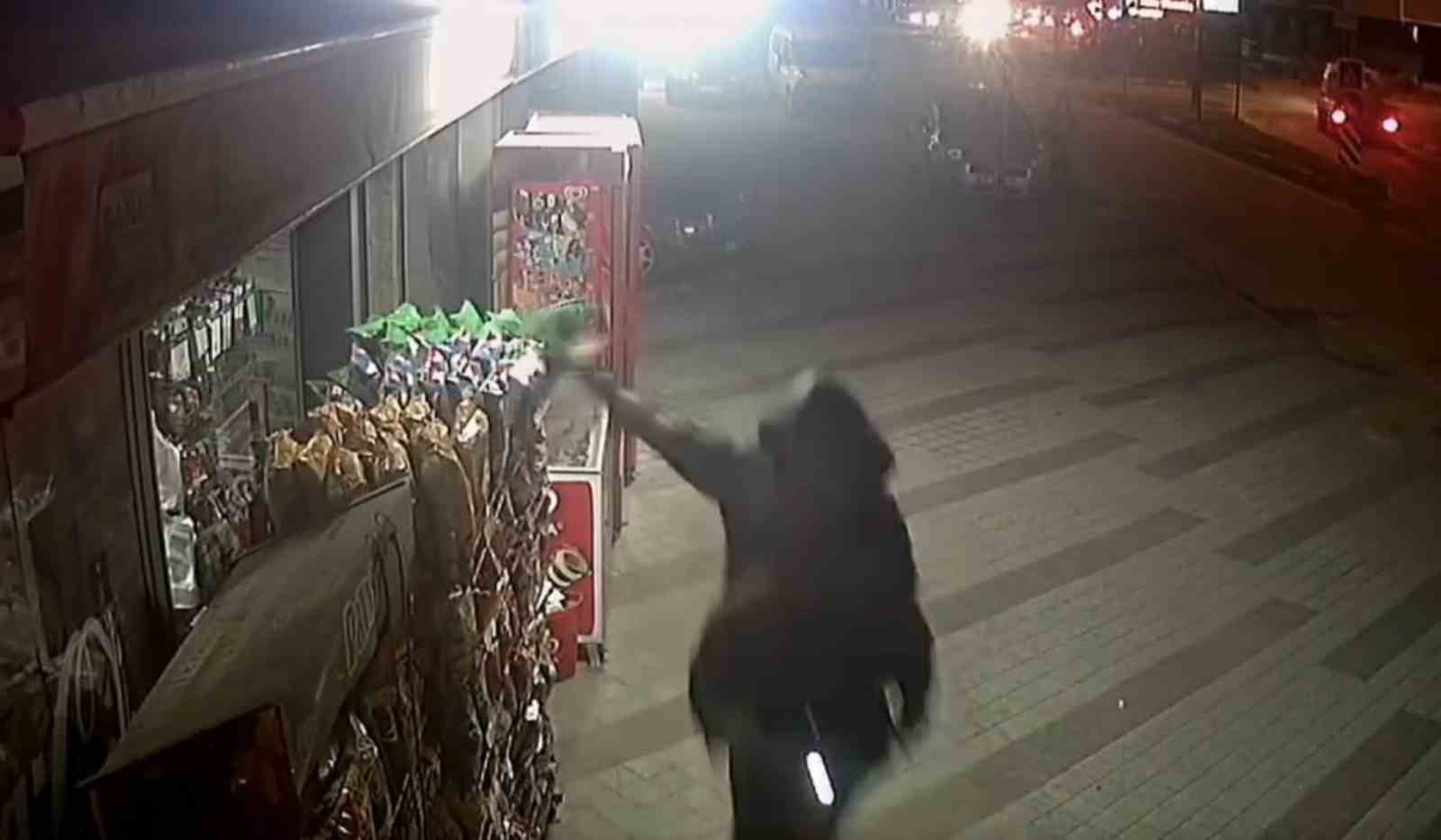 Bursa’da scoter ile cips hırsızlığı